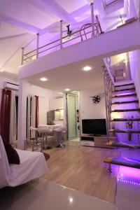 Habitación con cama elevada con iluminación púrpura en Apartments Ella, en Split