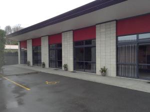 een lege parkeerplaats voor een gebouw bij Kaiapoi on Williams Motel in Kaiapoi