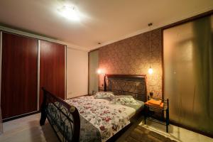 una camera da letto con un letto con copriletto floreale di Квартира на Дерибасовской a Odessa