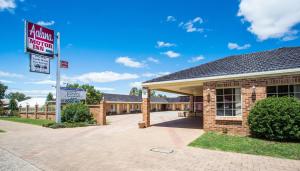 um edifício com um sinal em frente em Golden Chain Aalana Motor Inn em Cowra