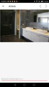 庫克角的住宿－幸運旅館，浴室设有2个水槽和镜子