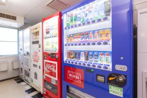 un distributeur automatique de boissons dans un magasin dans l'établissement Sanco Inn Kuwana Ekimae, à Kuwana