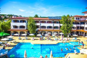 Bazén v ubytování Complex Sunrise by HMG - All Inclusive nebo v jeho okolí