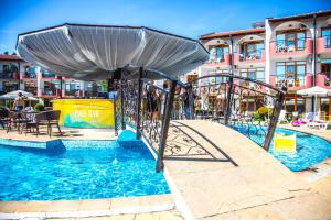 Bazén v ubytování Complex Sunrise by HMG - All Inclusive nebo v jeho okolí