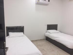 Giường trong phòng chung tại Al Sondos Furnished Apartments