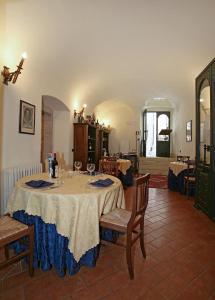 una sala da pranzo con tavolo e alcune sedie di Cassiodoro Rooms Affittacamere a Catanzaro