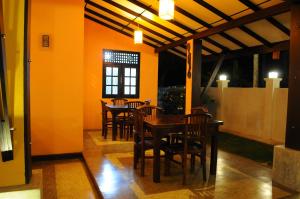 comedor con sillas, mesa y ventana en Sayo Villa, en Negombo