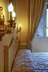 una camera con letto e finestra con tenda di Chiaro Di Luna viale Italia a Sassari