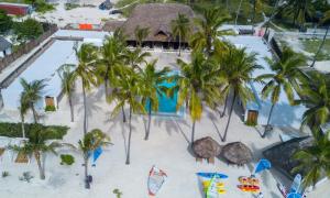 uma vista aérea de um resort com uma piscina e palmeiras em The Loop Beach Resort em Jambiani