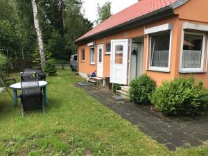 a small house with a table in the yard at Ferienwohnung Thiemig in Neuhaus