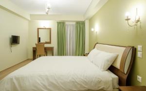A bed or beds in a room at Hotel Anna