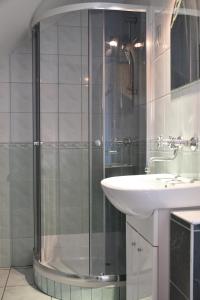 a bathroom with a shower and a sink at Pokoje Gościnne Bartek in Jastrzębia Góra