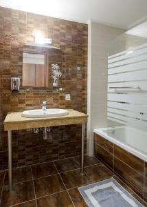 A bathroom at Hotel Anna