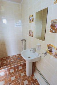 a bathroom with a sink and a mirror at Пансионат "Скиф-Мурок" in Bosteri