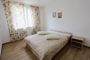 a bedroom with two beds and a window at Пансионат "Скиф-Мурок" in Bosteri