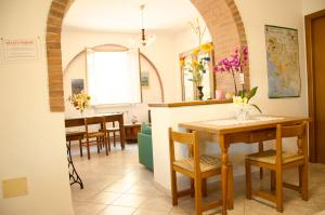 eine Küche und ein Esszimmer mit einem Tisch und Stühlen in der Unterkunft Agriturismo San Lino-Gilberto in Massa Marittima