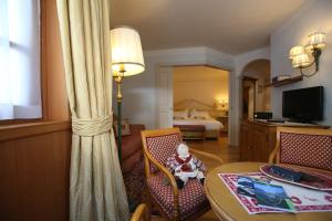 Ένα ή περισσότερα κρεβάτια σε δωμάτιο στο Alpen Suite Hotel