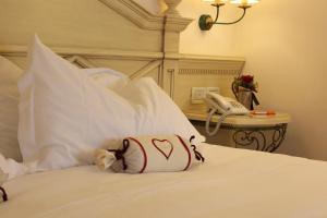 Ένα ή περισσότερα κρεβάτια σε δωμάτιο στο Alpen Suite Hotel