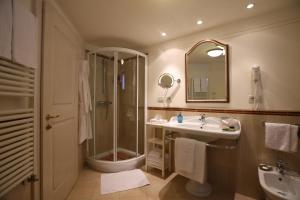 Ένα μπάνιο στο Alpen Suite Hotel