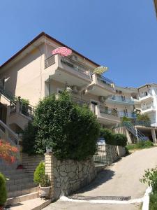 un gran edificio con una bandera americana en él en Dreams Studios Parga, en Parga