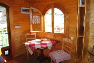Lamothe-Capdevillela Roulotte du Cos的小屋内带桌椅的用餐室 更多14张照片