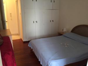 Un pat sau paturi într-o cameră la Vlastos Apartment