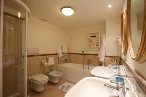 Ένα μπάνιο στο Alpen Suite Hotel