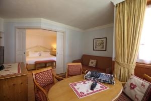 Ένα ή περισσότερα κρεβάτια σε δωμάτιο στο Alpen Suite Hotel