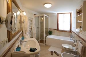 Ένα μπάνιο στο Alpen Suite Hotel