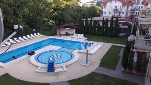 an overhead view of a swimming pool in a yard at Boruzs Apartman in Hajdúszoboszló