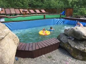 Bazén v ubytování Vatra Hotel nebo v jeho okolí