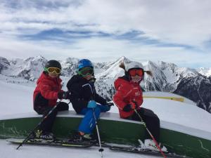 ヴェンスにあるAm Sunnabergの雪山のベンチに座る三人