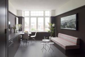 a living room with a couch and a table at 2L Hof van Holland apartments in Noordwijk