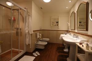 Ένα μπάνιο στο Alpen Suite Hotel