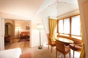 Ένα ή περισσότερα κρεβάτια σε δωμάτιο στο Alpen Suite Hotel