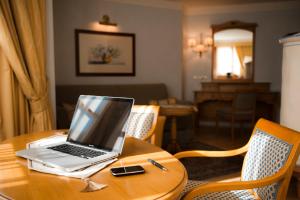 Μια τηλεόραση ή/και κέντρο ψυχαγωγίας στο Alpen Suite Hotel
