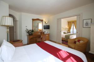 Ένα ή περισσότερα κρεβάτια σε δωμάτιο στο Alpen Suite Hotel