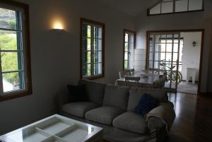 un soggiorno con divano e tavolo di Loft Paços da Vila a Ribeira Brava