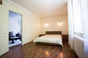 ein Schlafzimmer mit einem Bett und einem großen Fenster in der Unterkunft Katariina Apartment in Võru