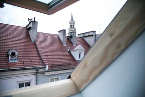 Aussicht aus dem Fenster eines Gebäudes mit rotem Dach in der Unterkunft Apartament Przy Rynku in Oppeln