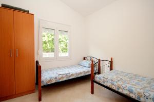 a bedroom with two beds and a window at Apartments Vila Dusan in Sutomore