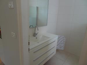Kopalnica v nastanitvi Magnificent studio in Zichron yaakov sea view and garden