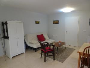 Predel za sedenje v nastanitvi Magnificent studio in Zichron yaakov sea view and garden