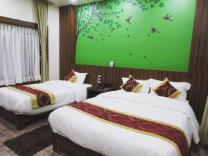 Katil atau katil-katil dalam bilik di Jungle Safari Lodge- Serenity in the Wild
