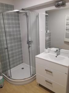 乌斯特卡Willa Komandor的浴室配有淋浴和洗手池 更多30张照片