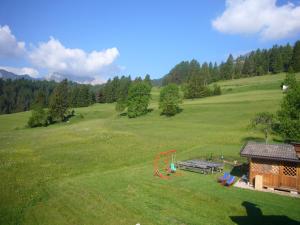 una vista aérea de un gran campo con parque infantil en Chalet Ory, en Vigo di Fassa 28 fotos más