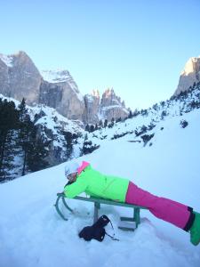 una persona tendida sobre una mesa en la nieve en Chalet Ory, en Vigo di Fassa