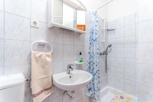 Koupelna v ubytování Apartments Nives Suhi Potok