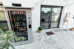 uma máquina de venda automática cheia de bebidas em Heilbronner Pension am schönen Theater em Heilbronn