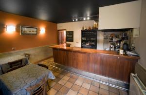 Un restaurante con un mostrador y un bar en una habitación. en Casa Rural Maialde, en Elgeta